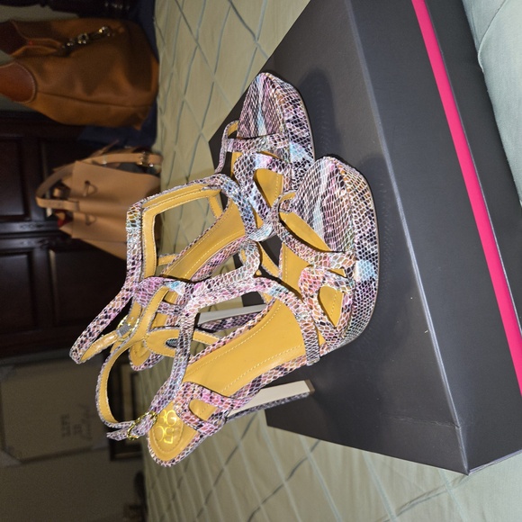 BCBG heels, multicolored  size 8.5M - Picture 2 of 15